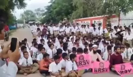 గద్వాల్: పట్టణంలో ప్రభుత్వ బాలుర ఉన్నత పాఠశాలలో బాత్రూమ్స్ లేవంటూ BRSV ఆధ్వర్యంలో ధర్నా చేపట్టిన విద్యార్థులు