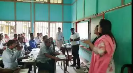 বৰপেটা: চৰকাৰী উচ্চতৰ মাধ্যমিক বিদ্যালয়ত অনুষ্ঠিত বি এল অ'ৰ প্ৰশিক্ষণত অতিৰিক্ত আয়ুক্ত গীতাশ্ৰী লাচিতৰ অংশগ্ৰহণ
