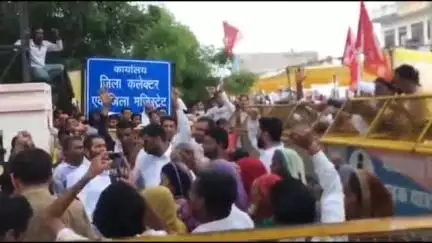 हनुमानगढ़: स्मार्ट मीटर लगाने के विरोध में जिला कलेक्ट्रेट के समक्ष किया गया प्रदर्शन, आरोप- सरकार जनता को धोखा दे रही है