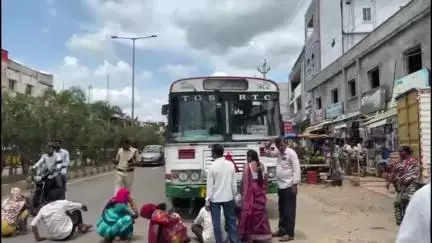 ములుగు: జిల్లా కేంద్రంలో ఓ ప్రైవేట్ హాస్పిటల్ వైద్యుల నిర్లక్ష్యంతో మహిళ మృతి, ఆస్పత్రిని సీజ్‌ చేయాలని కుటుంబ సభ్యులు డిమాండ్‌