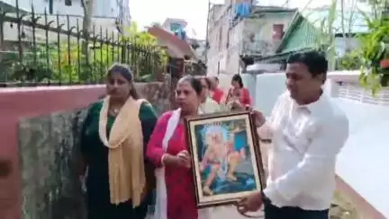 মোহনপুর: হনুমানজিকে নিয়ে বিতর্কিত মন্তব্য প্রাক্তন বাম সাংসদের, তাঁর বাড়িতে গিয়ে হনুমান চল্লিশা দিলেন 6 আগরতলার BJP-র নেতারা