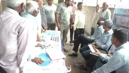 પલસાણા: તાતી ઝઘડા ગામે જનજાતિય ગૌરવ વર્ષની ઉજવણીમાં DGVCLના કર્મચારીઓનો ઘેરાવો, ગ્રામજનોનો ઉગ્ર વિરોધ #jansamasya