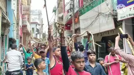 रोसड़ा: प्रखंड क्षेत्र में नाग पंचमी पर सैकड़ों सांपों के साथ सड़क पर निकले लोग