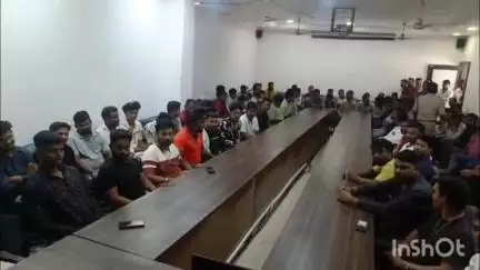 दुर्ग: आगामी त्योहारों और धार्मिक कार्यक्रमों को लेकर पुलिस अधिकारी ने कंट्रोल रूम में जिले के डीजे संचालकों की ली बैठक