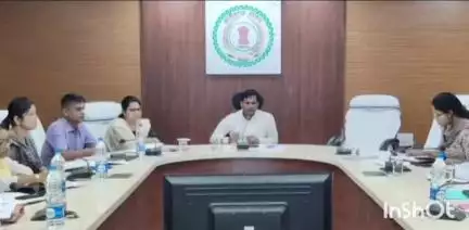 सूरजपुर: कलेक्ट्रेट सभाकक्ष में साप्ताहिक समय सीमा की हुई बैठक, सीएम की घोषणाओं पर त्वरित अमल के लिए दिए सख्त निर्देश