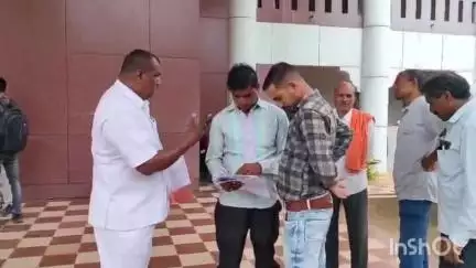 बेमेतरा: गोडगिरी के ग्रामीणों ने दशहरा मैदान से अतिक्रमण मुक्ति की मांग को लेकर कलेक्टर को सौंपा ज्ञापन