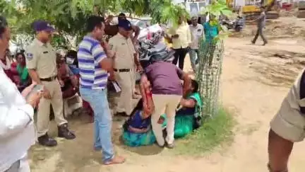 పెద్దపల్లి: సుగుంపల్లి వద్ద కత్తితో దాడి చేసిన ఘటనలో ఇద్దరు మృతి, వివరాలు తెలిపిన డీసీపీ కరుణాకర్