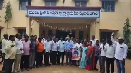 జహీరాబాద్: చనిపోయిన ఫీల్డ్ అసిస్టెంట్ కుటుంబానికి రూ.25లక్షల ఎక్స్‌గ్రేషియా ఇవ్వాలంటూ జరా సంఘం MPDO ఆఫీస్ ఎదుట వ్యకాస నేతలు ఆందోళన
