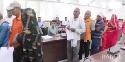 सोहागपुर: कलेक्ट्रेट कार्यालय के सोन सभागार में जनसुनवाई का हुआ आयोजन, कलेक्टर ने सुनी लोगों की समस्याएँ