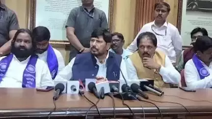 करवीर: उद्धव ठाकरे बाळासाहेबांचे खरे वारसदार असतील तर त्यांनी राज ठाकरे यांच्या सोबत जाऊ नये : केंद्रीय मंत्री रामदास आठवले