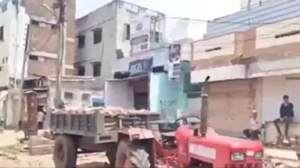 किल्लेअर्क परिसरात महानगरपालिकेने अतिक्रमण काढण्यासाठी केलेल्या मार्किंगनंतर नागरिकांनीच काढले अतिक्रमण