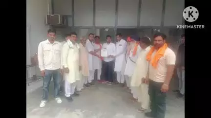 संगरिया: संगरिया के जन सुनवाई केंद्र पर समस्याओं के समाधान की मांग को लेकर ग्रामीणों ने विधायक अभिमन्यु पुनिया को सौंपा ज्ञापन