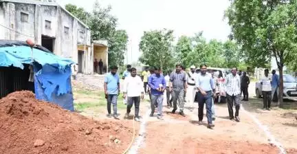 పెద్దపల్లి: సుల్తానాబాద్ పట్టణంలో నిర్మిస్తున్న వృద్ధాశ్రమాన్ని పరిశీలించిన జిల్లా కలెక్టర్ కోయ శ్రీహర్ష