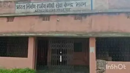 झंझारपुर: झंझारपुर मनरेगा कार्यालय में तालाबंदी, प्रमुख का पीओ पर योजनाओं में मनमानी का आरोप