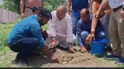 तरबगंज: विधायक प्रेमनारायन पांडेय ने जागरूकता रैली को दिखाई हरी झंडी, किया आरओ प्लांट का उद्घाटन और पौधरोपण