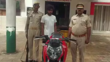 मांट: सुरीर में छापेमारी कर चोरी की बाइक के साथ चोर को किया गया गिरफ्तार