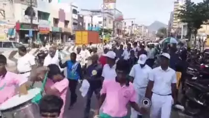 தேனி: காமராஜர் பிறந்த நாளை முன்னிட்டு தேனி நகரில் 4000 க்கும் மேற்பட்ட பள்ளி கல்லூரி மாணவ மாணவியர்கள் கலந்து கொண்ட பேரணி நடந்தது