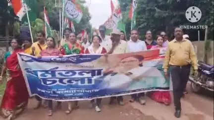 ঝাড়গ্রাম: আগামী ২১ শে জুলাইয়ের সভাকে সামনে রেখে ঝাড়গ্রাম পৌরসভার ১৮ নং ওয়ার্ডে আয়োজিত হল তৃনমূলের প্রস্তুতি মিছিল ও পথসভা