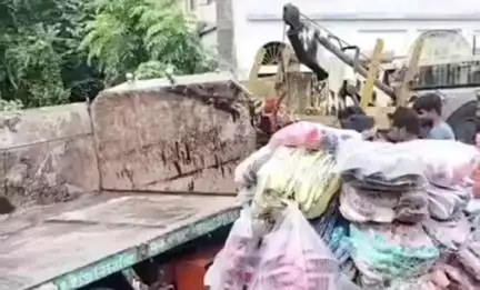 তমলুক: ধলহড়া বাগানবাড়িতে ইট বোঝাই মেশিন ভ্যান নিয়ন্ত্রণ হারিয়ে উল্টে গেল পুকুরে আহত চালক