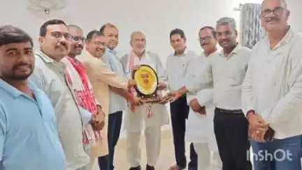 चौपारण: चौपारण रथ यात्रा कमेटी के आयोजकों ने सांसद, विधायक, उपायुक्त सहित कई अधिकारियों को किया सम्मानित