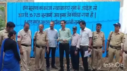 गुना नगर: वर्धमान कॉलोनी में जिला न्यायालय के आदेश पर अवैध कब्जा हटाया, असली मालिक को प्लांट सौंपा
