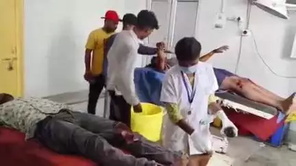 गुमला: पालकोट रोड बेहरा टोली के पास सड़क हादसे में बाइक सवार तीन लोग हुए जख्मी