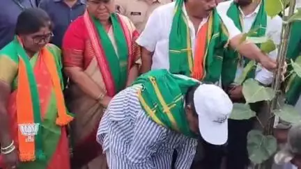 అసిఫాబాద్: ఆసిఫాబాద్ గ్రంథాలయ ఆవరణంలో మొక్కలు నాటిన కేంద్ర మంత్రి హర్ష్ మల్హోత్రా