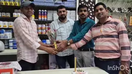 कोंडागांव: उम्मीद सामाजिक संस्था ने बस्तर राजमिस्त्री मजदूर कल्याण संघ के जिला सचिव का जन्मदिन केक काटकर मनाया
