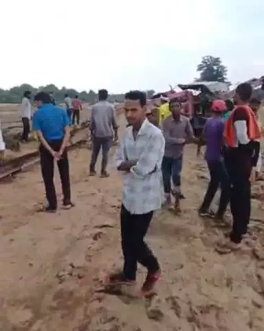 बिजावर: बन्ने नदी में उफान से बिजली के खंभे टूटे, झमटुली क्षेत्र के 23 गांवों में 3 दिन से बिजली गुल
