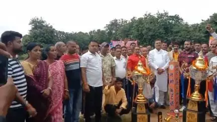 गोला: सांसद ने फुटबॉल मैदान पूरबडीह में मशाल जलाकर नमो फुटबॉल टूर्नामेंट का किया उद्घाटन, खेल को मिलेगा बढ़ावा