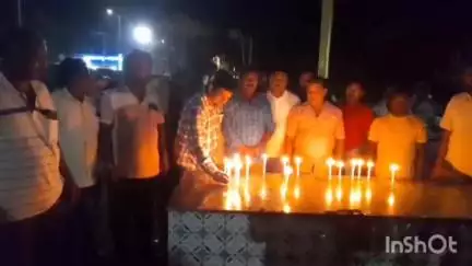 ବୀରମହାରାଜପୁର: ବୀରମହାରାଜପୁର ଠାରେ ବ୍ଲକ କଂଗ୍ରେସ କମିଟି ପକ୍ଷରୁ ଏଫଏମ୍ କଲେଜ ଛାତ୍ରୀ ସୌମ୍ୟାଶ୍ରୀଙ୍କ ଆତ୍ମାର ସଦଗତି ନିମନ୍ତେ କ୍ୟାଣ୍ଡେଲ ଶୋଭାଯାତ୍ରା