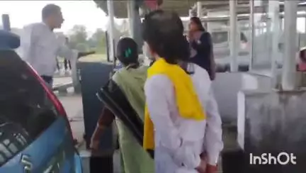 नागपुर टोल प्लाज़ा पर एमसीबी जिला पंचायत सदस्य की गाड़ी पर गिरा बैरिकेट, बड़ा हादसा टल गया