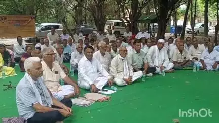 बागपत: सेवानिवृत कर्मचारियों ने कलेक्ट पर अपनी 7 सूत्रीय मांगों को लेकर प्रधानमंत्री के नाम डीएम को ज्ञापन सौंपा