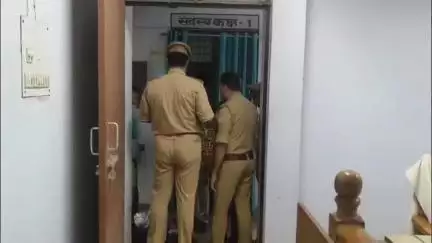 महाराजगंज: महराजगंज जिला उपभोक्ता आयोग कार्यालय में तैनात चपरासी ने की आत्महत्या, विभाग में मचा हड़कंप