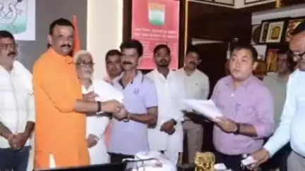 मैदागिन शॉपिंग काम्पलेक्स के 32 दुकानदारों को महापौर ने सौंपी दुकानों की चाबी
