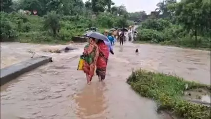 বাঘমুণ্ডী: শ্রাবনডী নদীর সেতুর উপরে থৈ থৈ জল,  ঝুঁকির পারাপার, বছর তিনেক আগে হড়পা বানে একজনের ভেসে যাওয়ার কথা জানালেন স্থানীয়রা