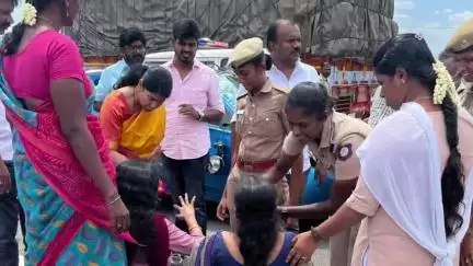 எட்டயபுரம்: சிந்தலக்கரை தாப்பாத்தி இடைப்பட்ட பகுதியில் சாலை விபத்து அவ்வழியாகச் சென்ற எம்பி முதல் உதவி