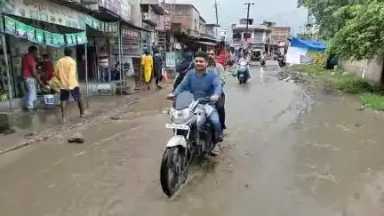 बरकागाँव: नाली अतिक्रमण होने से टैक्सी स्टैंड राम जानकी मंदिर के पास हो रहा है जल जमाव, दुकान तक घुस जा रहा पानी #जनसमस्या