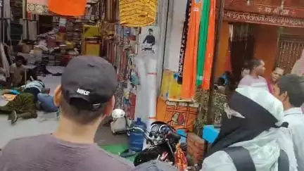 बेलागंज: बेलागंज बाजार में कपड़ा दुकान में दो लोगों के बीच मामूली विवाद में जमकर मारपीट, भीड़ देखती रही