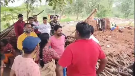 পুরুলিয়া ১: রমই গাড়াগ্রামে মাটির ঘর ধসে মৃত্যু ৩, আহত আরোও তিন, ঘটনাস্থলে প্রশাসনের আধিকারিকরা