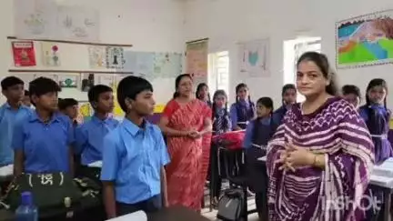 राखी जोबा में शासकीय विद्यालय का निरीक्षण जिला पंचायत अध्यक्ष कल्पना योगेश तिवारी ने किया