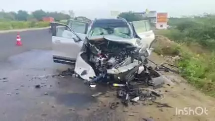 வாலாஜா: வன்னிவேடு பைபாஸ் சாலையில் நின்று கொண்டிருந்த கண்டெய்னர் லாரி மீது சொகுசு கார் மோதி விபத்து-மூன்று பேர் படுகாயம்