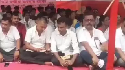 গোলাঘাট: কেইবাটাও দাবীৰে গোলাঘাট জিলা আয়ুক্ত কাৰ্যালয়ৰ সন্মুখত AJYCPৰ ৩ ধন্টীয়া অৱস্থান ধৰ্মঘট, মুখ্যমন্ত্ৰীলৈ স্মাৰক পত্ৰ