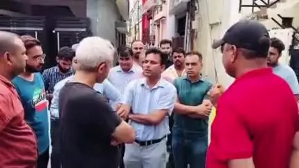 हल्द्वानी: हल्द्वानी के आवास विकास क्षेत्र में प्रशासन की टीम ने देवखड़ी नाले के किनारे अतिक्रमण को लेकर लगाया निशान