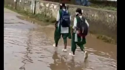 लोहरदगा: तेगी नगर कूटमु रोड पर जलजमाव से लोग परेशान, राज्य अल्पसंख्यक आयोग के सदस्य वारिश ने DC से सड़क निर्माण की मांग की