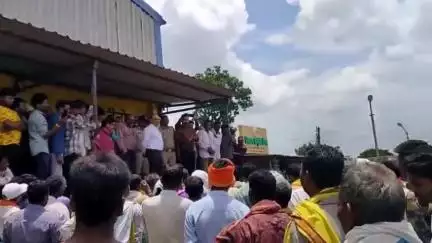 बिछुआ: बिछुआ में यूरिया की किल्लत से किसान परेशान, प्रदर्शन कर जताई आपत्ति, बोले- नहीं मिल पा रही यूरिया