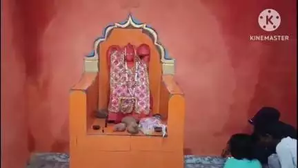 बिलासपुर: हनुमान मंदिर बिलासपुर में पुजारी और भक्तों द्वारा उतारी गई आरती, भंडारे का हुआ आयोजन