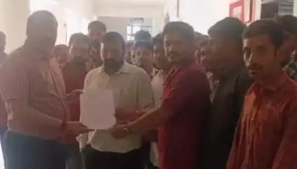 अलीराजपुर: ग्राम मौरधी, चांदपुर और बोकडिया के ग्रामीणों ने जिला कलेक्ट्रेट में जनसुनवाई के दौरान कलेक्टर को बताईं समस्याएं