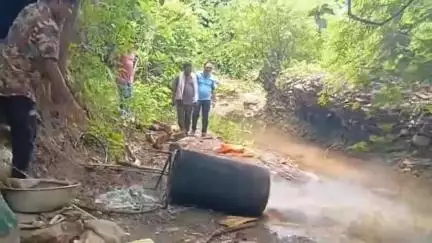 అసిఫాబాద్: ఇర్కపల్లి శివారులో గుడుంబా స్థావరాలపై పోలీసుల దాడులు,800 లీటర్ల బెల్లం పాకం ధ్వంసం చేసిన తీర్యాణి పోలీసులు