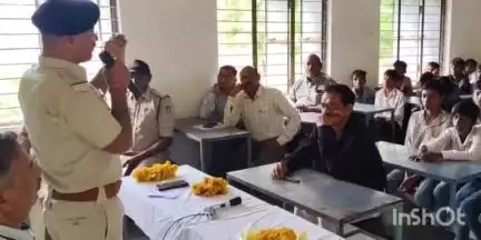 कुक्षी: नगर कुक्षी को नशा मुक्त कराने के लिए टीआई राजेश यादव ने सुसारी में 200 स्कूली छात्र-छात्राओं को दिलाई शपथ